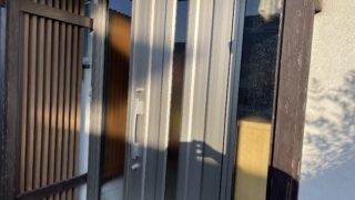 玄関ドアの修理か交換か?風害による蝶番破損から見る交換のタイミングと注意点