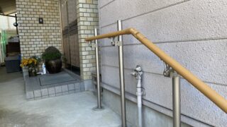 # 「手すりは高齢者のため」は大間違い!実は全世代が使っている手すりの意外な便利さと玄関手すりの重要性