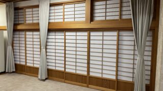 　塩竈神社 講堂の障子張り替え40枚 ～長年の汚れから一新、強化障子紙タフトップで破れづらく～